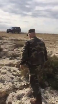 Ce russe tente de jeter une canette du haut d'une falaise... Fail