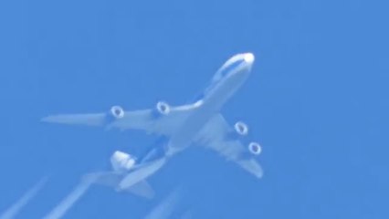 Il fait un Zoom incroyable sur un avion en vol avec un Nikon Coolpix P1000