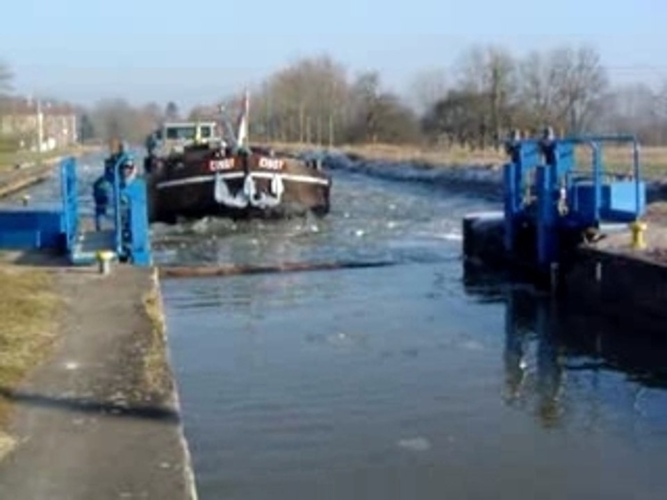 Péniche, écluse de Sommerviller, canal de la Marne au Rhin