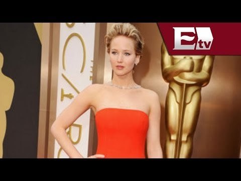 Jennifer Lawrence se vuelve a tropezar en la alfombra roja / Premios Oscar 2014