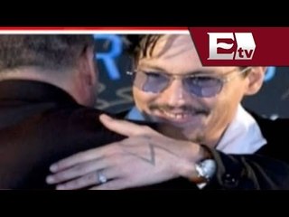 Johnny Deep luce anillo de compromiso  / Joanna Vegabiestro