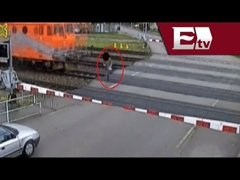 Desde la red: Hombre intenta ganar el paso a un tren / Vianey Esquinca