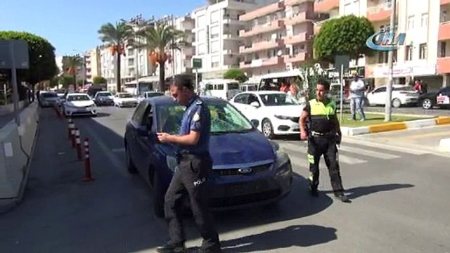 Antalya'da otomobil yayaların arasına daldı: 1’i ağır 3 yaralı