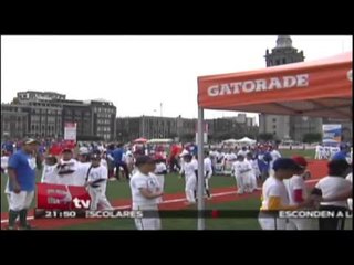 El Zocalo capitalino se convierte en una cancha de Béisbol /  Adrenalina
