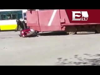 Desde la red: Caravana de motociclistas se atraviesa en el paso de un tranvía