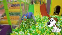 Blippi Español Aprende en el Patio Cubierto de Juegos | Videos Educativos para Niños Pequeños
