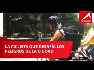 Esta ciclista desafía a la Ciudad de México