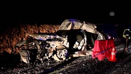 Otomobil Bariyere Çarptı: 3 Ölü, 2 Yaralı