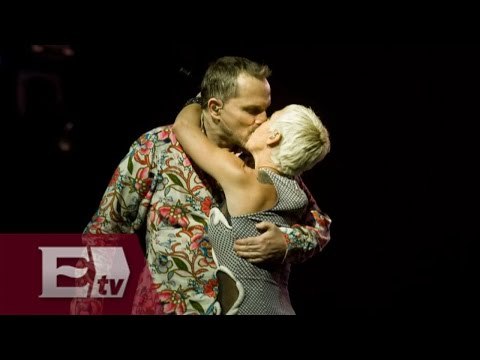 Miguel Bosé besa en la boca a Ana Torroja / Función con Adrián Ruiz