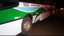 Cacetada: carro fica destruído ao colidir com ônibus