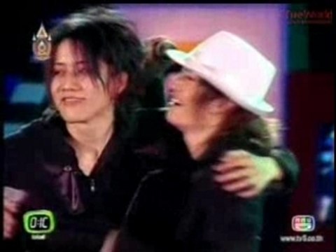 071226 oic groovy roof concert Golf-Mike hug