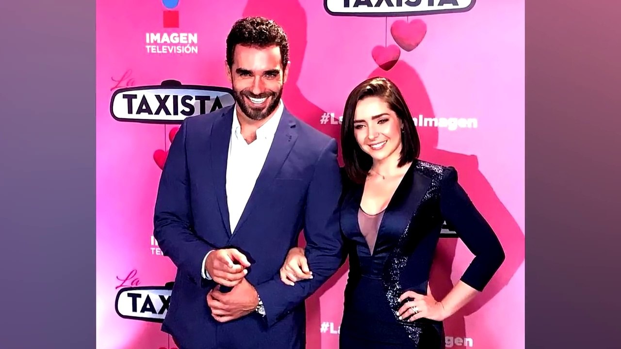 Ariadne Díaz le acompaña a Marcus D'Ornellas durante el estreno de su telenovela "La Taxista"