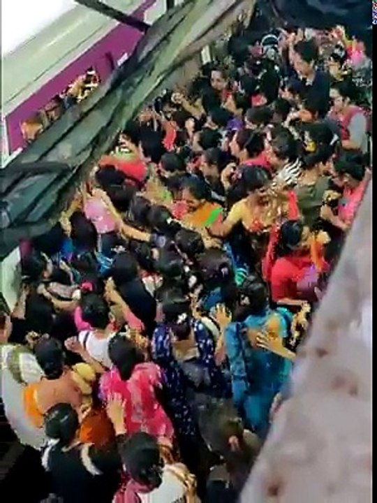 Choc : L'heure de pointe en Inde dans un train réservé aux femmes