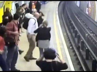 Ora News - Ish-drejtori 91 vjeçar shtyhet mbi shinat e trenit