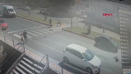 Antalya Yaya Geçidinde Otomobilin Çarptığı Anne ve Çocukları Yaralandı - 2