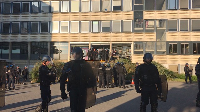 Les CRS débloquent la fac sous les applaudissements des étudiants