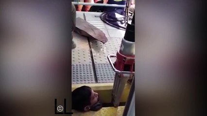 لحظة إنقاذ شاب سقط فجأة بين الرصيف والقطار