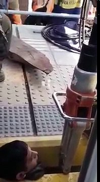 Tête coincée entre un wagon et un quai (Argentine)