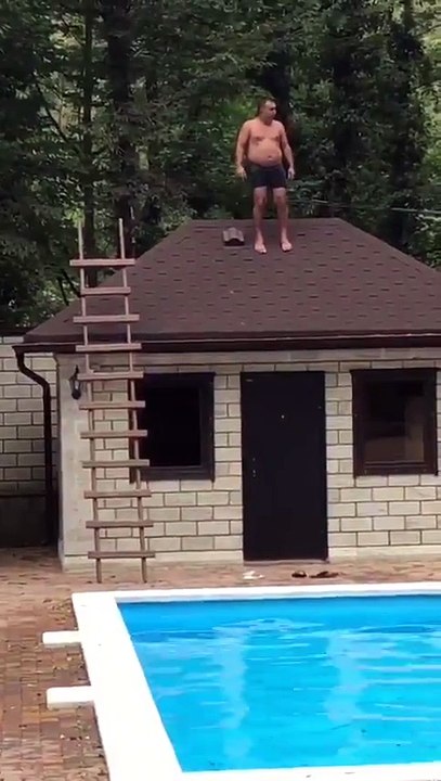 Saut dans une piscine depuis le toit dun poolhouse (Russie)
