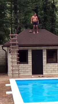 Saut dans une piscine depuis le toit dun poolhouse (Russie)