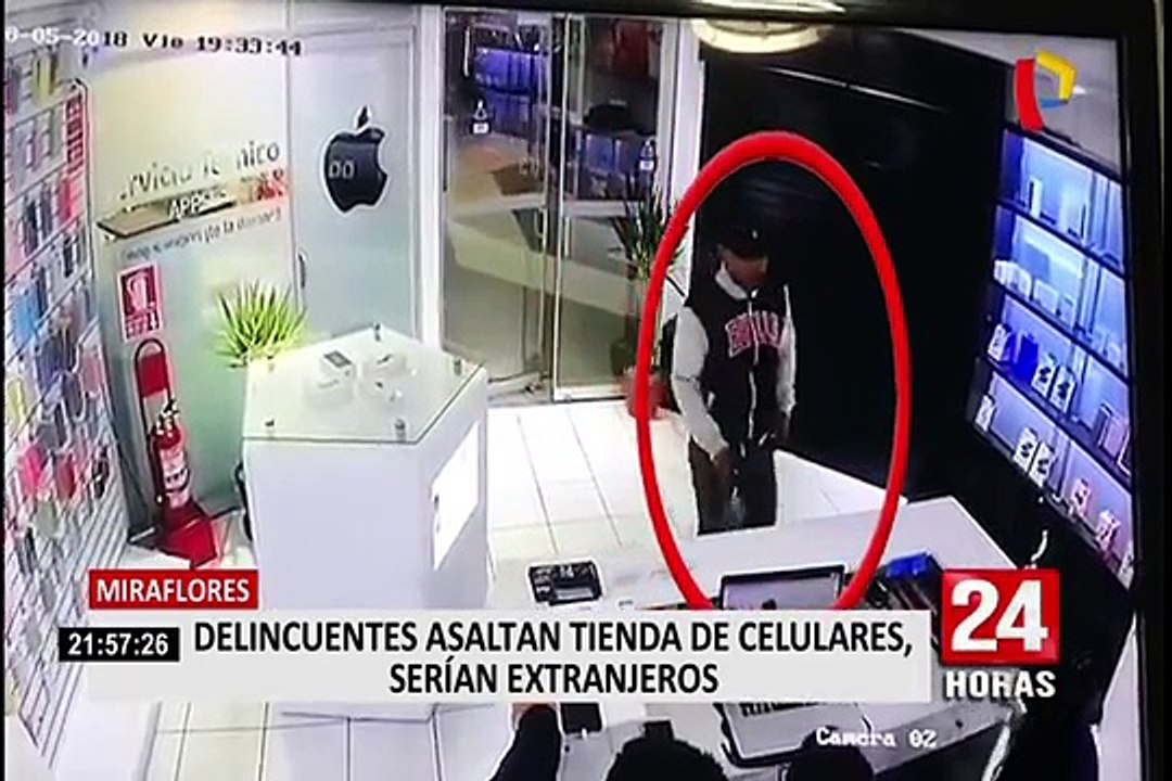 Agentes policiales se encuentran investigando asalto a local de venta de celulares