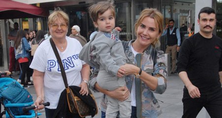 Ünlü Sunucu Ece Erken'in Annesiyle Küs Olduğunu Instagram Takipçisi Ortaya Çıkardı