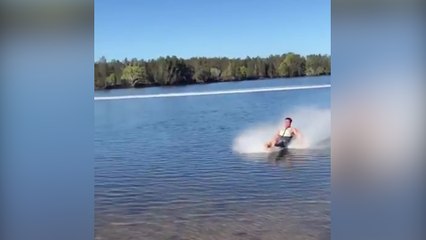 Cet homme termine une session de barefoot... avec classe !