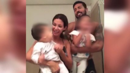 Tamara Gorro, Ezequiel Garay y sus dos hijos bailando en el baño de casa.
