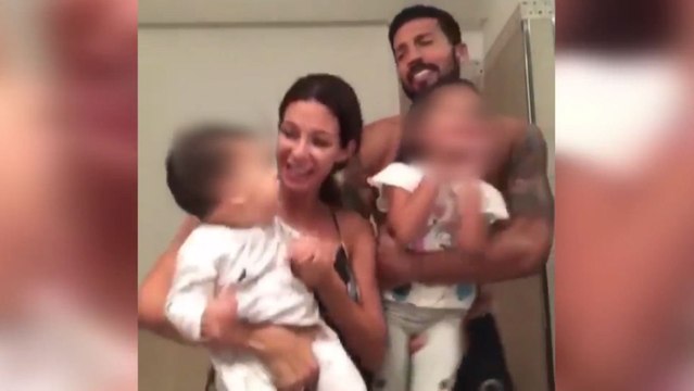 Tamara Gorro, Ezequiel Garay y sus dos hijos bailando en el baño de casa.