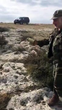 Une canette refuse de tomber du haut d'une falaise !