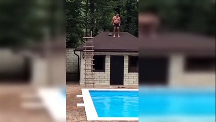 Télécharger la video: Un homme sur le toit d'une maison décide de plonger dans une piscine ! WTF