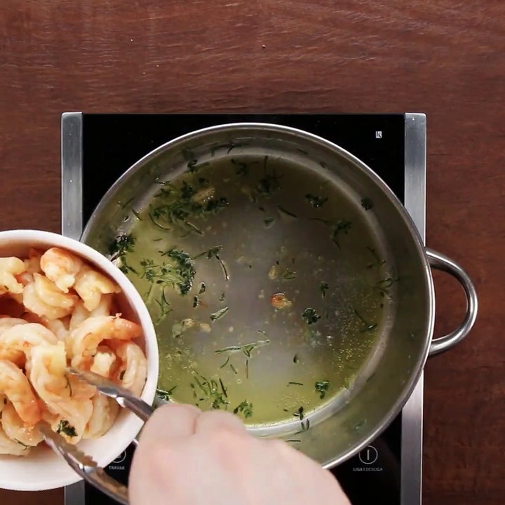 Diese Garnelen-Pasta in Kräutersauce wird dir neues Leben einhauchen!Hier das Rezept: