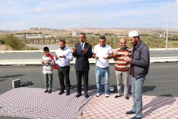 Hayallerindeki Köprünün Üzerinde Şükür Namazı Kıldılar