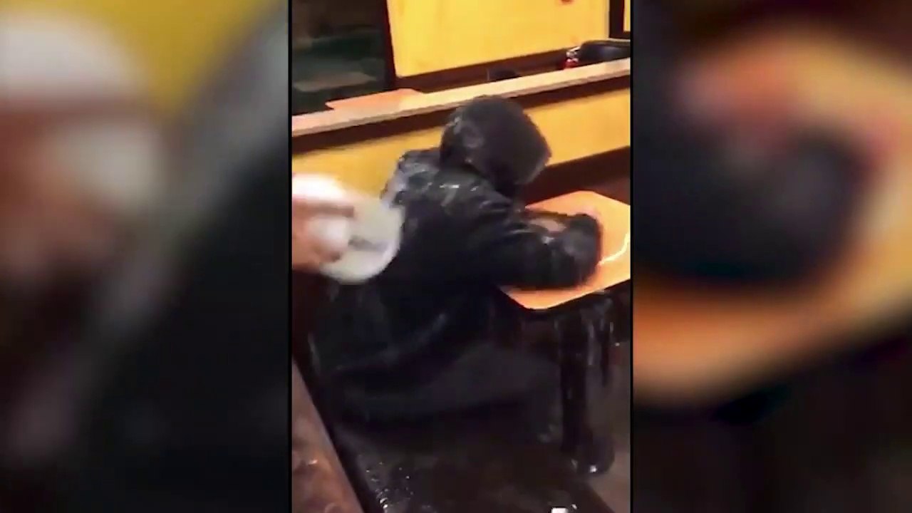 Cet employé a été viré pour avoir versé de l'eau sur un sans-abri endormi