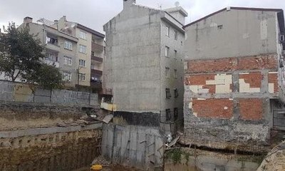 Çökme riski nedeniyle bina boşaltıldı