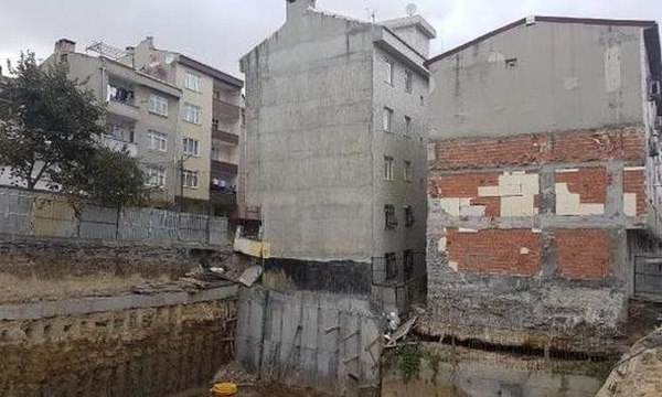 Çökme riski nedeniyle bina boşaltıldı