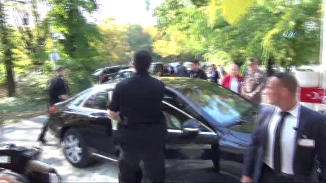 Erdoğan, Meçhul Asker Anıtı'na Çelenk Bıraktı