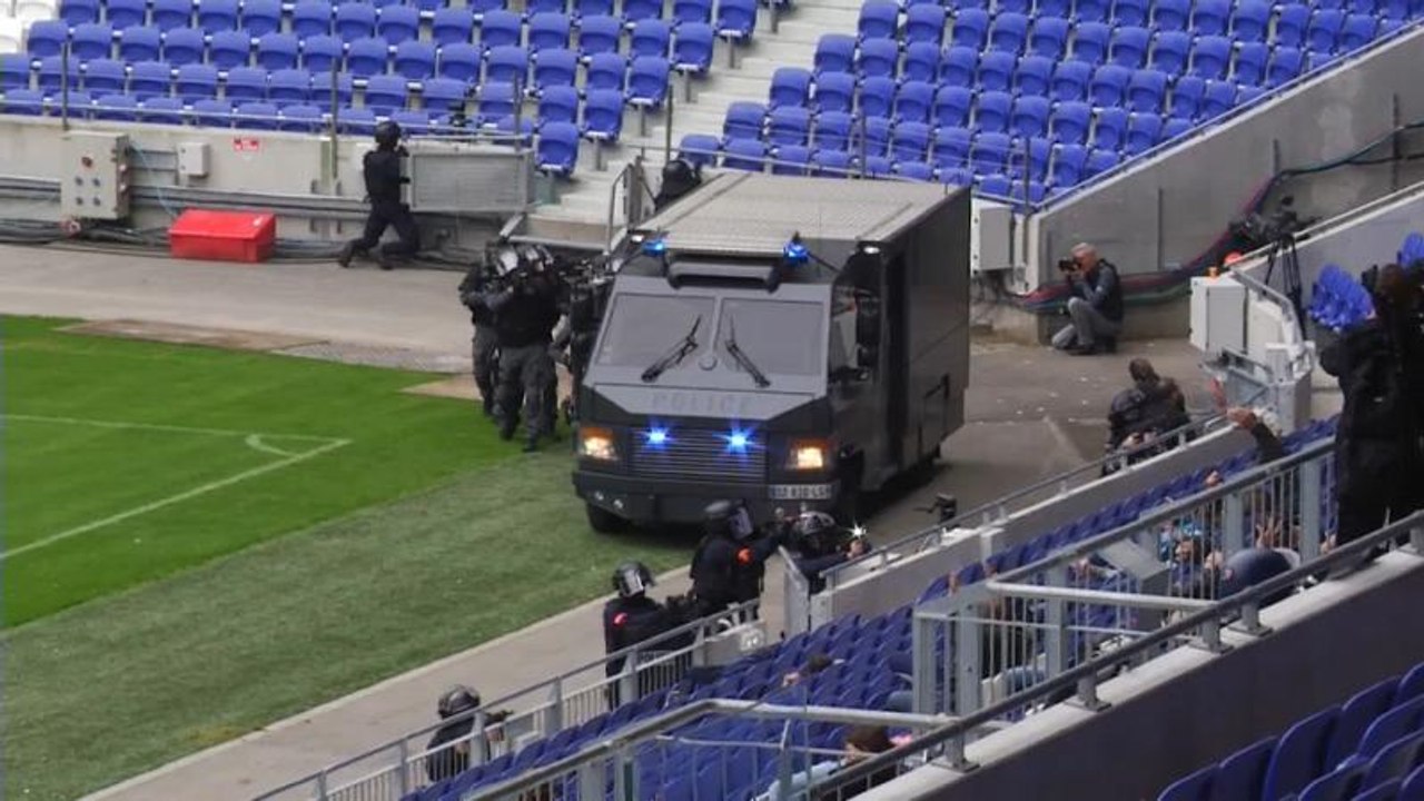 Hubschrauber kreisen über Lyon, Schüsse fallen