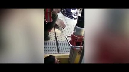فيديو: لحظات مرعبة لإنقاذ شاب علقت رأسه بين القطار والرصيف