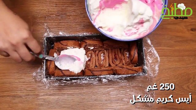 حلى يمتاز بمزج الكيك مع الآيس كريم، وصفة ضيافة صيفية مميزة على سفرتك، حضريها لضيوفك وزيني شارلوت كيك بحبات من الفراولة والكريمة Lama kitchen