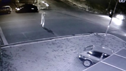 Câmera mostra momento em que ônibus atinge carro