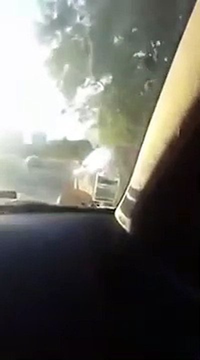 Un scooter transporte un canapé et deux personnes dessus (Paris)