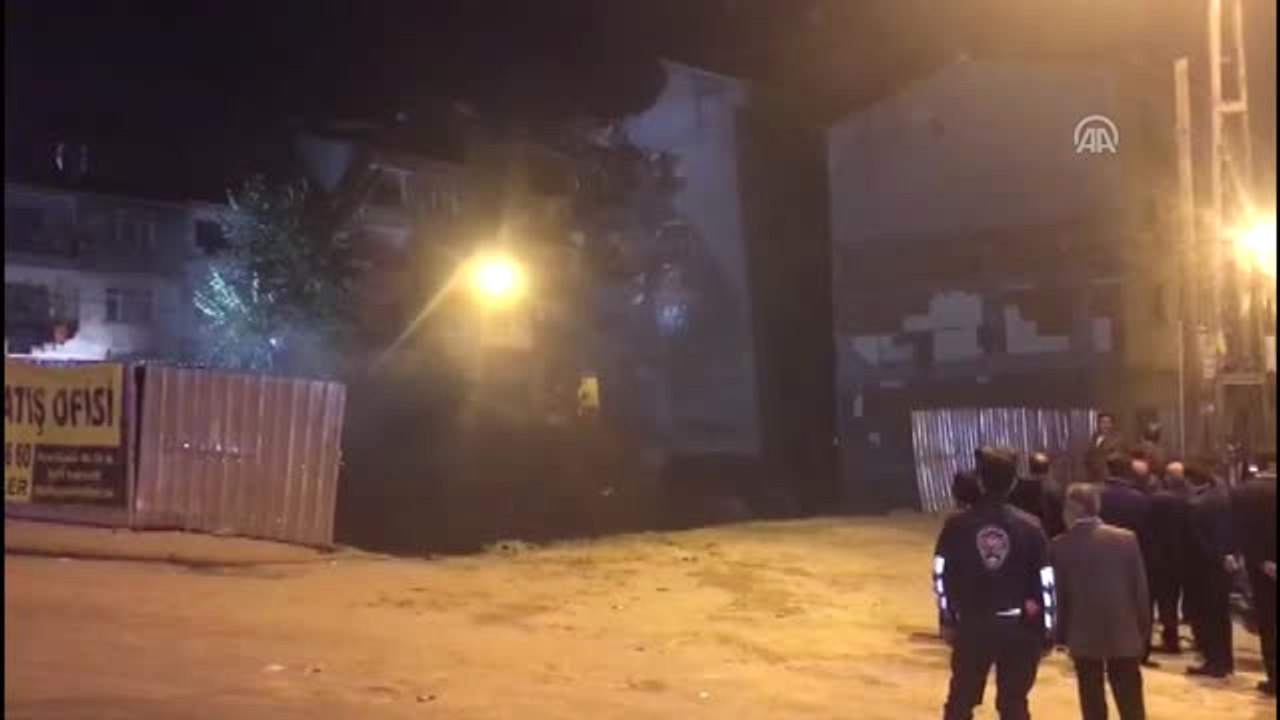 Bağcılar'da Çökme Tehlikesi Bulunan Binanın Yıkımına Başlandı (1)