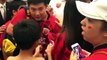 ВИДЕО ДНЯ: Капитан сборной Узбекистана по футболу Одил Ахмедов и его фанаты в Шанхае, где он выступает за местный клуб Shanghai SIPG