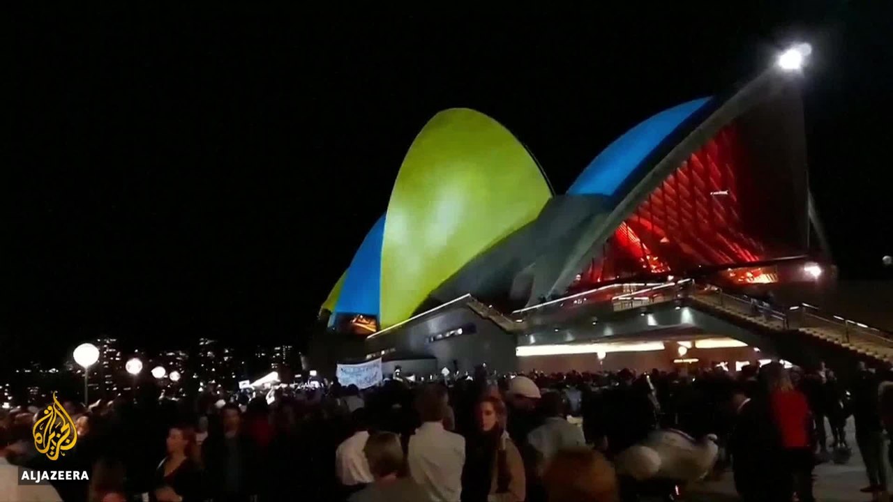Protests against Sydney Opera House promoting horse race