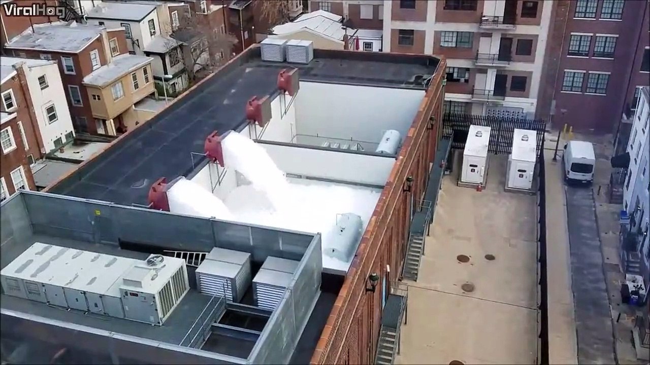 Une soirée mousse qui dégénère?? Non, juste une station électrique en plein incendie aux USA