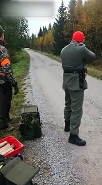 Un lapin ridiculise 2 chasseurs... La honte