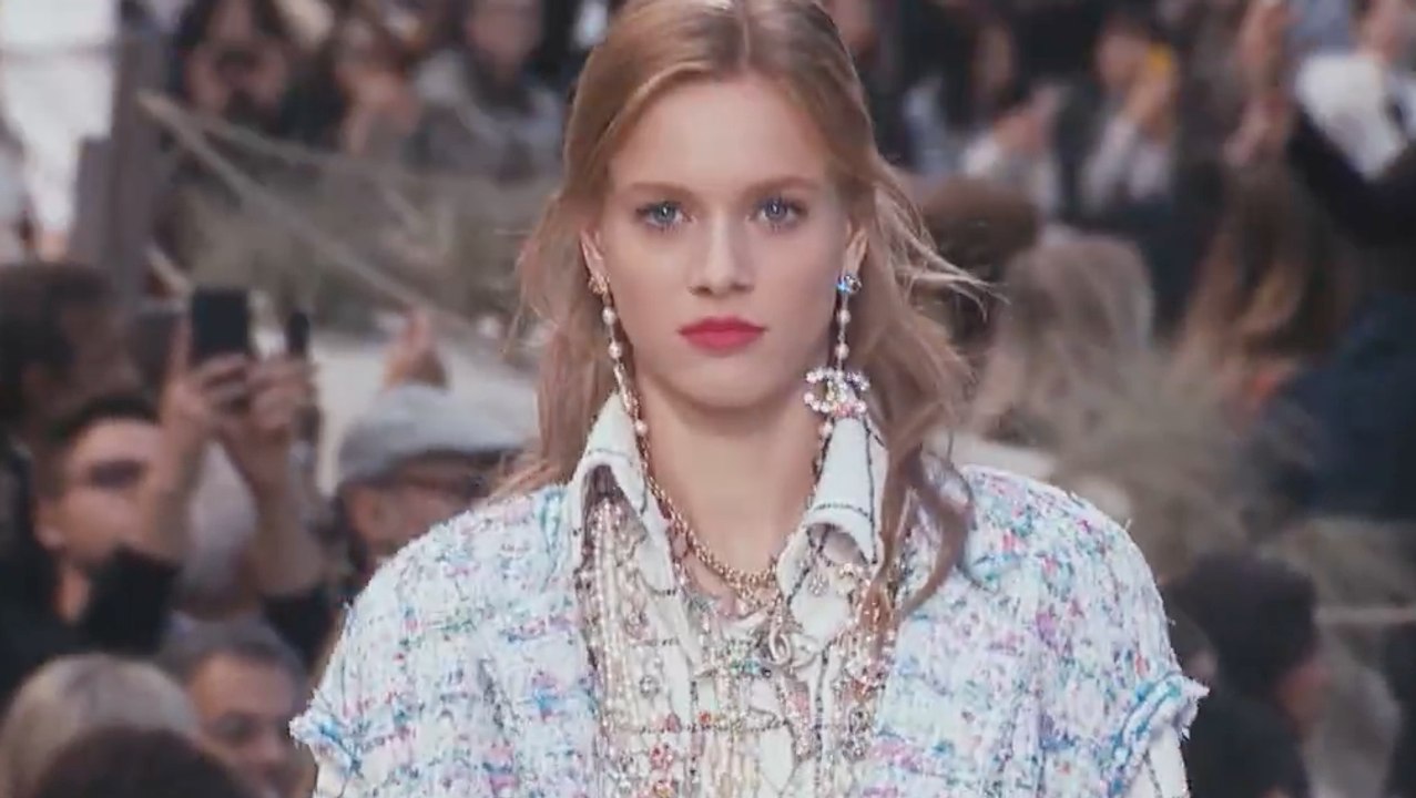 ELLE: Chanel wants you to carry two bags at the same time