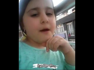 Kendince Klip Çekerken Telefonu Aşağıya Düşüren Ufaklık ve İlk Defa Teknoloji Görüyor Gibi Tepki Veren Ufaklıklar