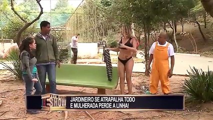 Jardineiro atrapalhado deixa gata toda molhada e mulherada fica no veneno